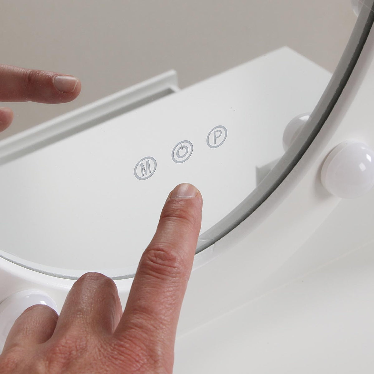 Toeletta Beauty con sgabello e luci LED 4