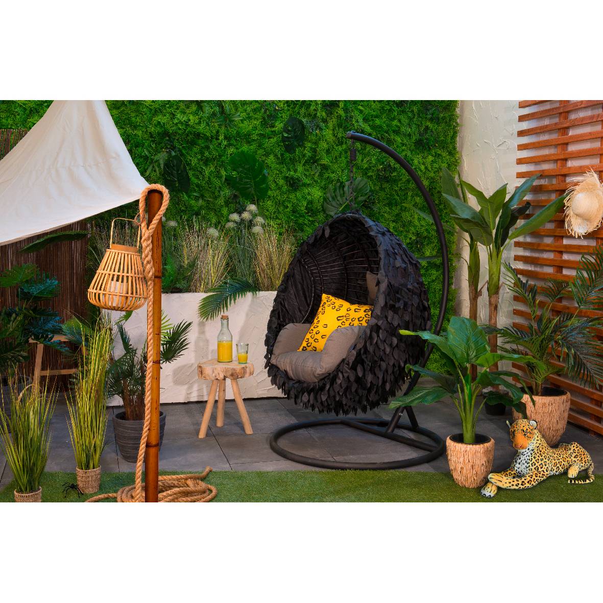 Copertura foglie nere  Dimensioni 110 x 80 x 145 centimetri, in poliestere si adatta a tutte le poltrone sospese del marchio Kaemingk.