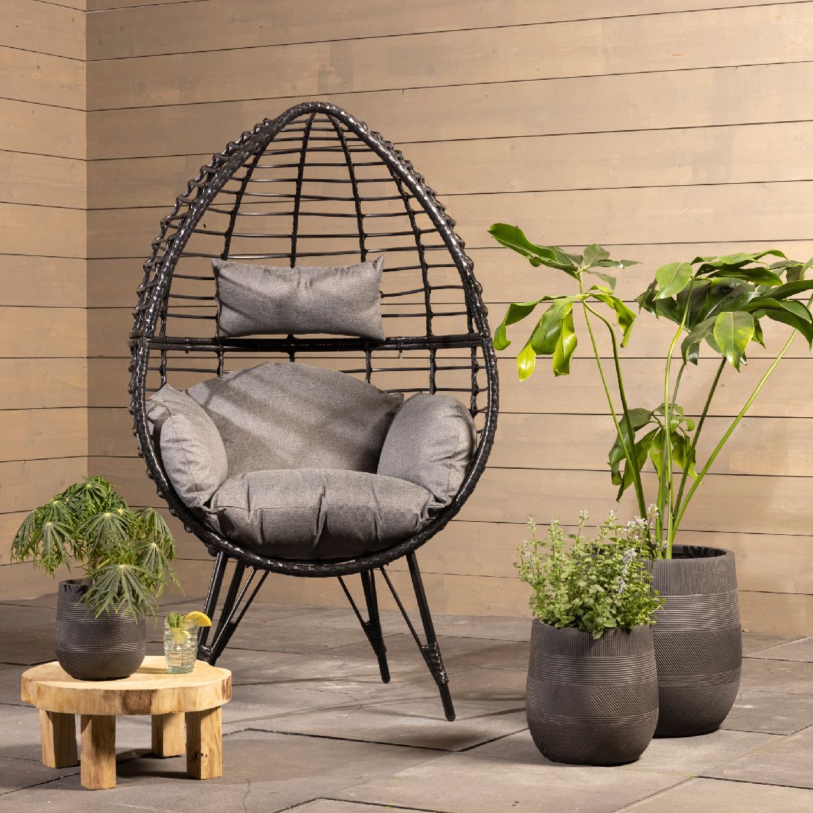 Sedia a uovo con piedi