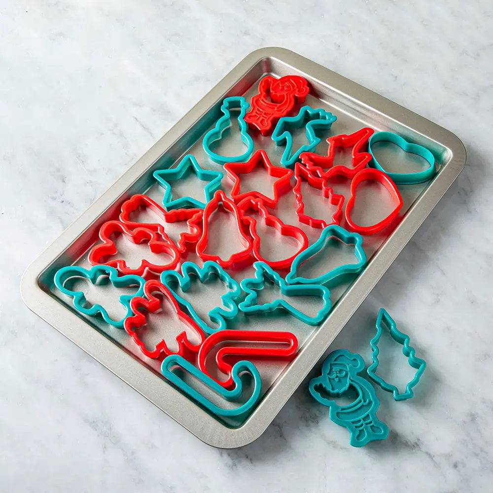 Teglia da forno con formine biscotti natalizi